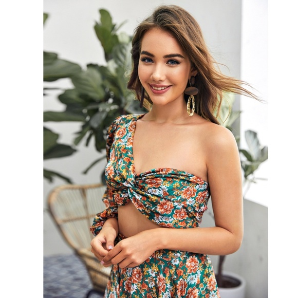 Floral Print Asymmetrical One Sleeve Crop Top - Picture 2 of 10